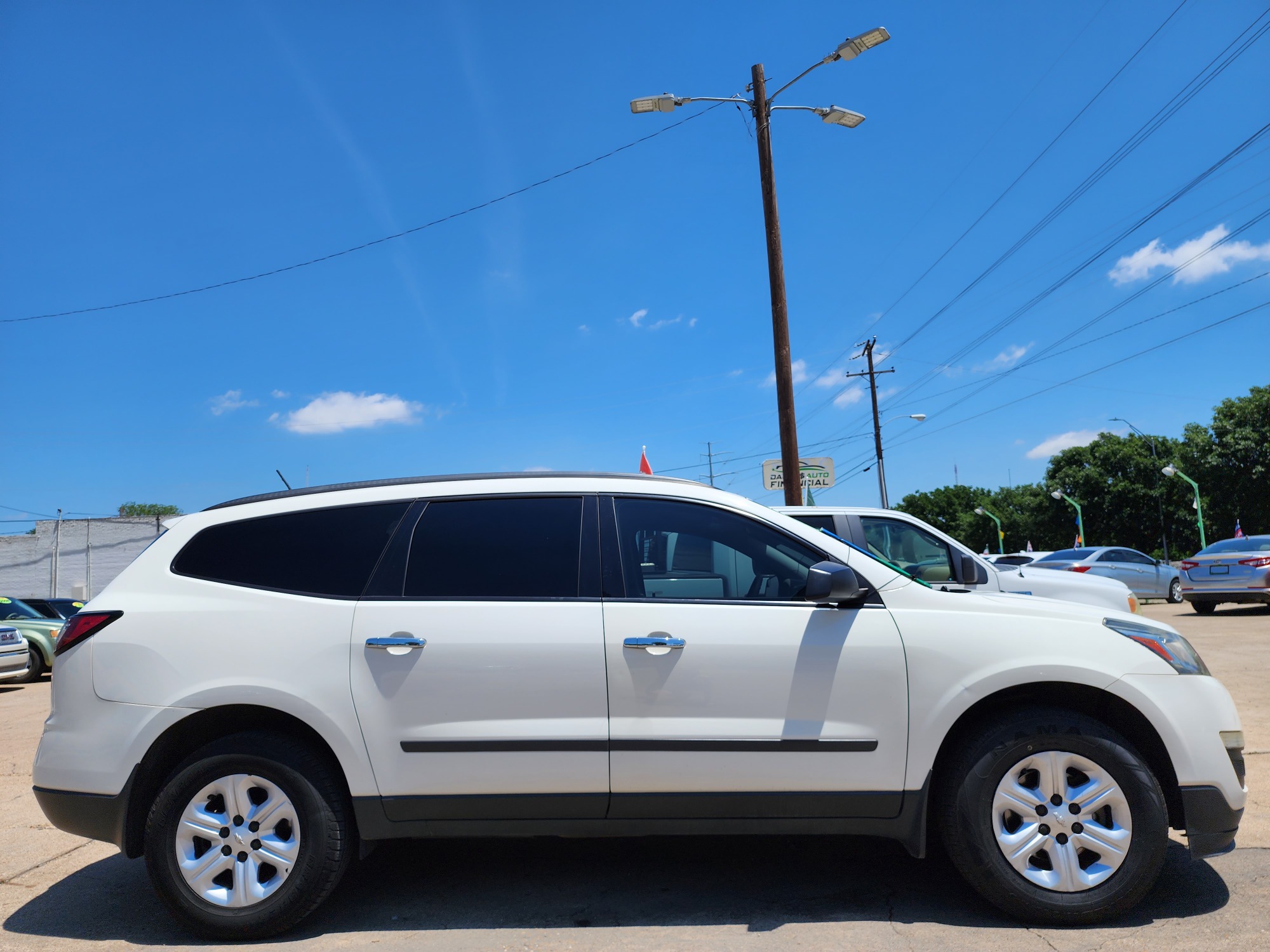 2014 WHITE Chevrolet Traverse LS w/PDC (1GNKRFED1EJ) with an 3.6L V6 DOHC 24V engine, 6-Speed Automatic transmission, located at 2660 S.Garland Avenue	, Garland, TX, 75041, (469) 298-3118, 32.885387, -96.656776 - Photo #2